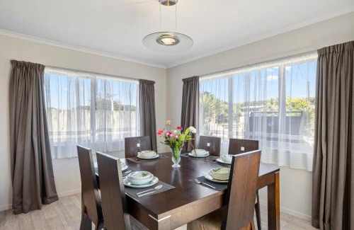 Himatangi Beach House | Hunia Haven - Himatangi Beach Holiday Home
