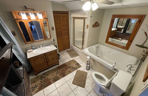 Texico Cabin | Hunt 174 Jefferson Co Illinois deer magnet acres. Deer house, 3 stands, hayblind