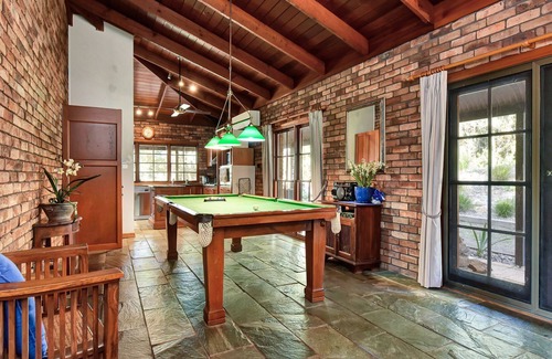Brunkerville House | Hunter Valley Kangaroo Retreat with 60+ Kangaroos