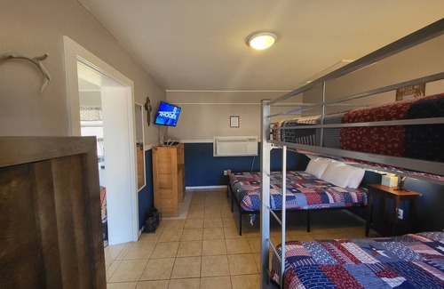 Buchanan Dam Cabin | HUNTERS SUITE SLEEPS 6