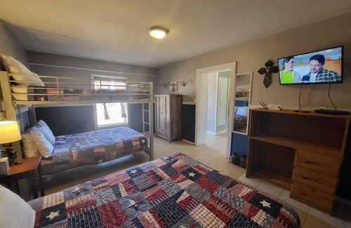 Buchanan Dam Cabin | HUNTERS SUITE SLEEPS 6