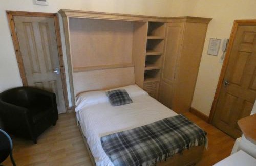 Uplands House | Hurst Dene Aparthotel