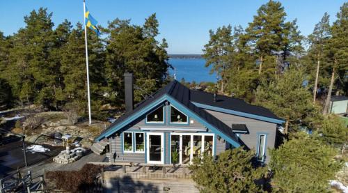 Vaxholm House | Hus i skärgården med bastu och sjöutsikt