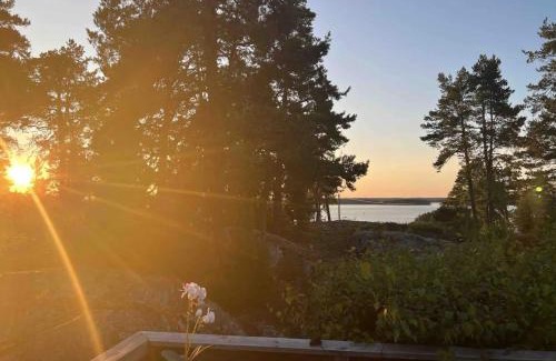 Vaxholm House | Hus i skärgården med bastu och sjöutsikt