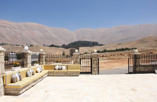 Al Arz Ski Chalet | Husky Rock - 2 Bedroom Chalet in the Basement