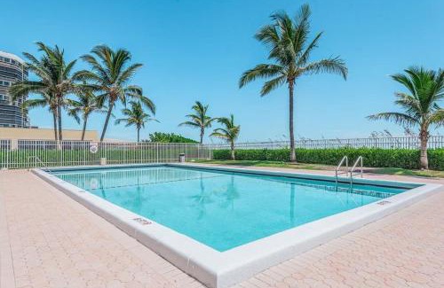 Hutchinson Island South House | Hutchinson Island BeachFront Heated Pool Balcony Top Floor