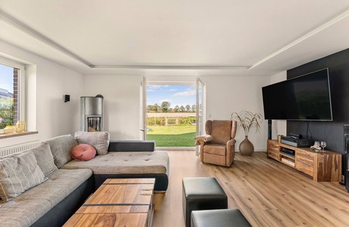 Eilsum House | Huus Sielblick on the canal