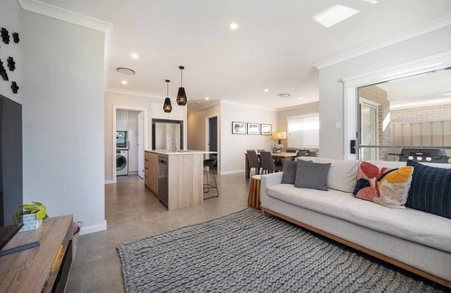 Central Mudgee House | Huxley House Central Mudgee Retreat with Backyard