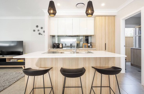 Central Mudgee House | Huxley House Central Mudgee Retreat with Backyard