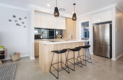 Central Mudgee House | Huxley House Central Mudgee Retreat with Backyard