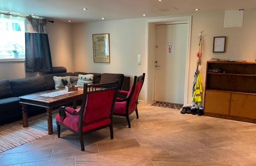 Trogstad Apartment | Hybel i underetasje 700m fra strand