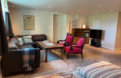 Trogstad Apartment | Hybel i underetasje 700m fra strand