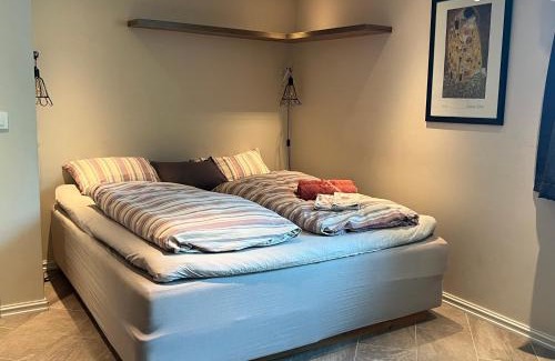 Trogstad Apartment | Hybel i underetasje 700m fra strand