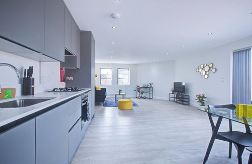 Uxbridge North Apartment | Hybrid Resi - Uxbridge|3 Bed Apartment
