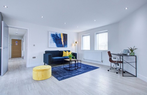 Uxbridge North Apartment | Hybrid Resi - Uxbridge|3 Bed Apartment