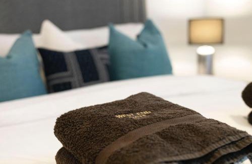 Paddington Apartment | Hyde Park Beauty 2BR 2BA Balcony