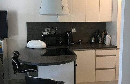 Toulon - Hyeres Apartment | Hyères: 1BR with AC, pool & parking at the port