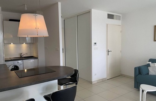 Toulon - Hyeres Apartment | Hyères: 1BR with AC, pool & parking at the port