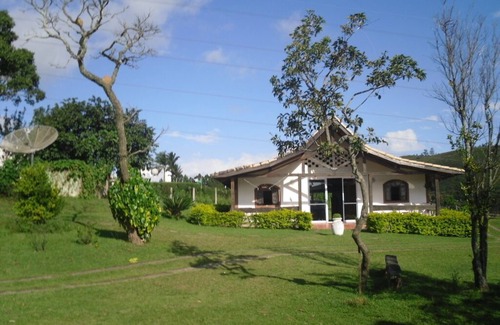 Aluminio Villa | I'm renting a farm with a waterslide, three swimming pools and plenty of space for leisure. Check it out!