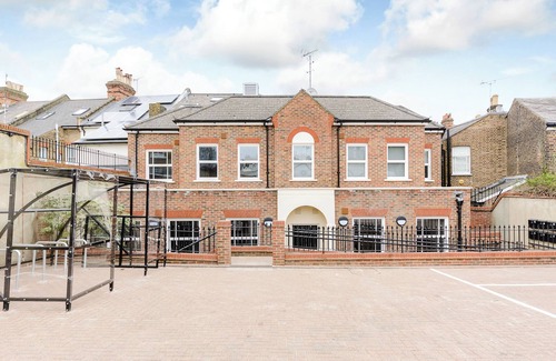 South Richmond Apartment | Ibis House 2 Bedroom 2 | Enjoy Riverside Walk at the Thames | Parking Available
