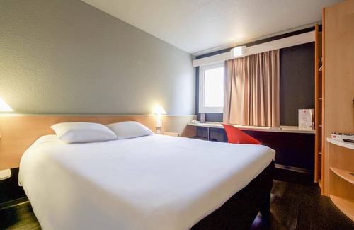 Lescar Hotel | ibis Pau Lescar