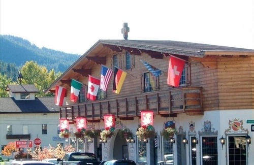Downtown Leavenworth Condo | Icicle Village Resort, Luxury Queen Suite Condo. Just 1/2 mile from down town
