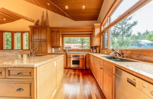 East Kootenay Ski Chalet | ICONIC Eagle Lodge | Pool + Private Hot Tub | Ski In/Out – CLOSEST House to Hill