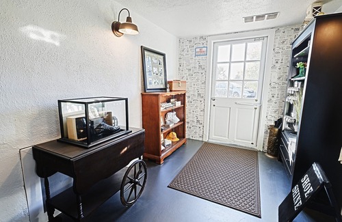 York Cottage | Iconic "Haines Shoe House" - Hot Tub & Firepit - Featured On HGTV