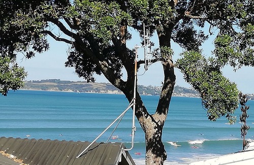 Red Beach Cabin | Iconic Kiwi Bach with sea views and a 2 minute walk to the beach.