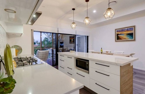 Urangan House | Ideal base 4 Whale Watching.Private deck/BBQ/AC.