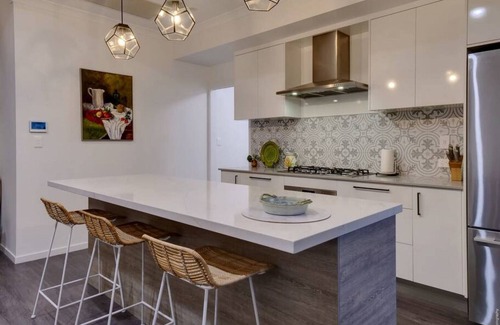 Urangan House | Ideal base 4 Whale Watching.Private deck/BBQ/AC.