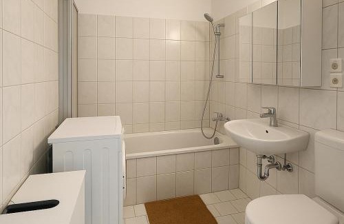 Nietleben Apartment | Ideal für Monteure. 3 Zimmer Apartment mit Küche, Waschmaschine, WiFi usw. .