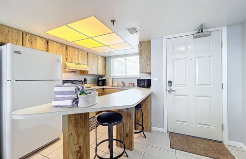 Horton Shores Condo | Ideal Family Friendly Beach Vacay. Beachfront & Steps to Flagler Ave