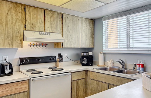 Horton Shores Condo | Ideal Family Friendly Beach Vacay. Beachfront & Steps to Flagler Ave