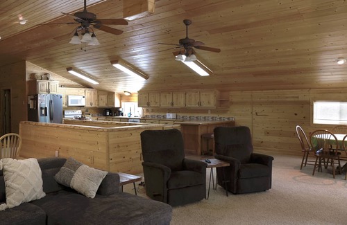 Island Park Cabin | Ideal for Adventure Seekers Huge garage! Sleeps 9 Close To Yellowstone