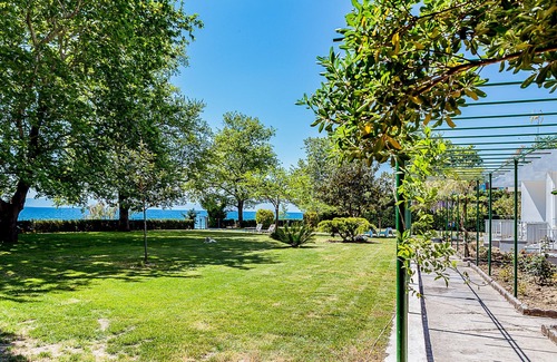 Koropi Apartment | Ideal for Family and Group Holidays!MARTINICA SEASIDE RESORT!