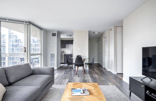 Rush and Division Apartment | Ideal Gold Coast 2BR, w/Gym, Lounge, W/D, nr Oak Street by Blueground
