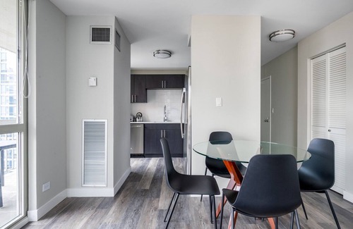 Rush and Division Apartment | Ideal Gold Coast 2BR, w/Gym, Lounge, W/D, nr Oak Street by Blueground