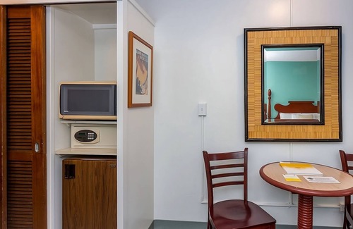 Ala Moana House | Ideal Location! 4 Convenient Units, Onsite Pool, Pet-Friendly Property