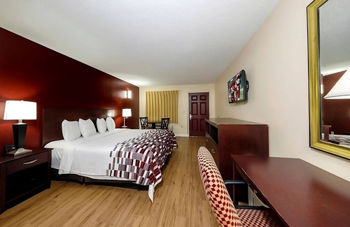 Ellenton Hotel | Ideal Mix of Comfort and Value! Outdoor Pool, Free Parking, Pet-friendly!