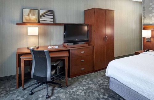 Brookfield Hotel | Ideal Mix of Comfort and Value! Indoor Swimming Pool, Pet-friendly Property!