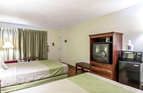 Edgewood Hotel | Ideal Room for Budget Travelers w/Breakfast & Convenient Location - 4 Units