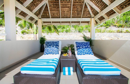 Freetown Apartment | Idyllic Beachfront 2 Bedroom Hideaway