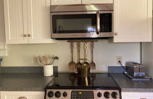 Hillsboro House | Idyllic Carriage House Farm-stay near Rocky Fork Lake