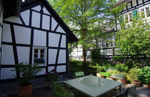 Neunkirchen-Seelscheid House | Idyllic, completely renovated half-timbered house in a listed courtyard