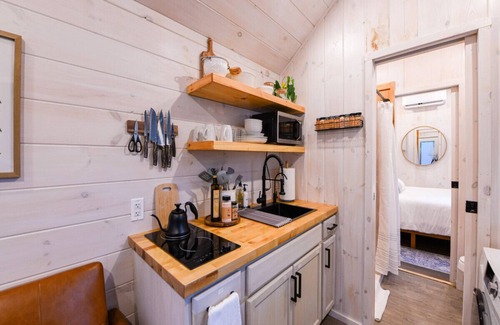 Norcross House | Idyllic "Magnolia Mini" Tiny Home in Downtown Norcross Near Atlanta