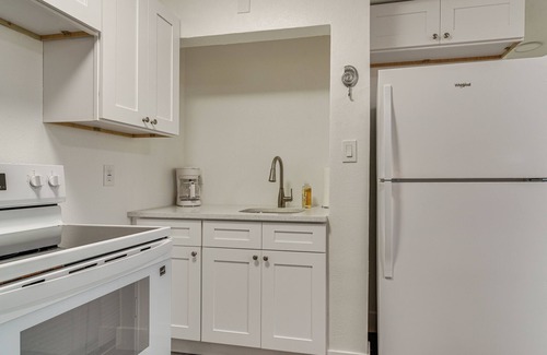 Pass-a-Grille Historic District Apartment | Idyllic Pass-a-grille Studio - Walk to the Beach!