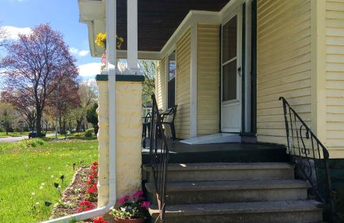 Rochester Apartment | Idyllic Rochester Apt with Hot Tub 2 Miles to Dtwn!