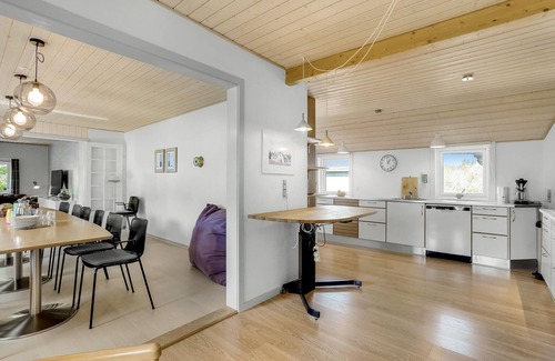 Fur House | Idyllic thatched cottage with bright and modern decor in the middle of the Limfjord.