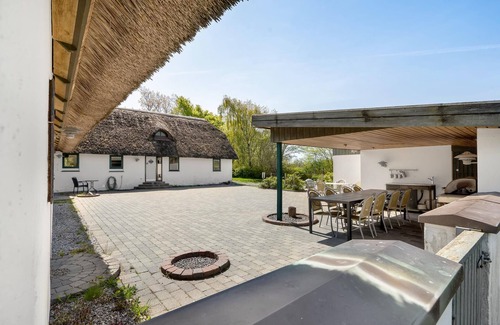 Fur House | Idyllic thatched cottage with bright and modern decor in the middle of the Limfjord.